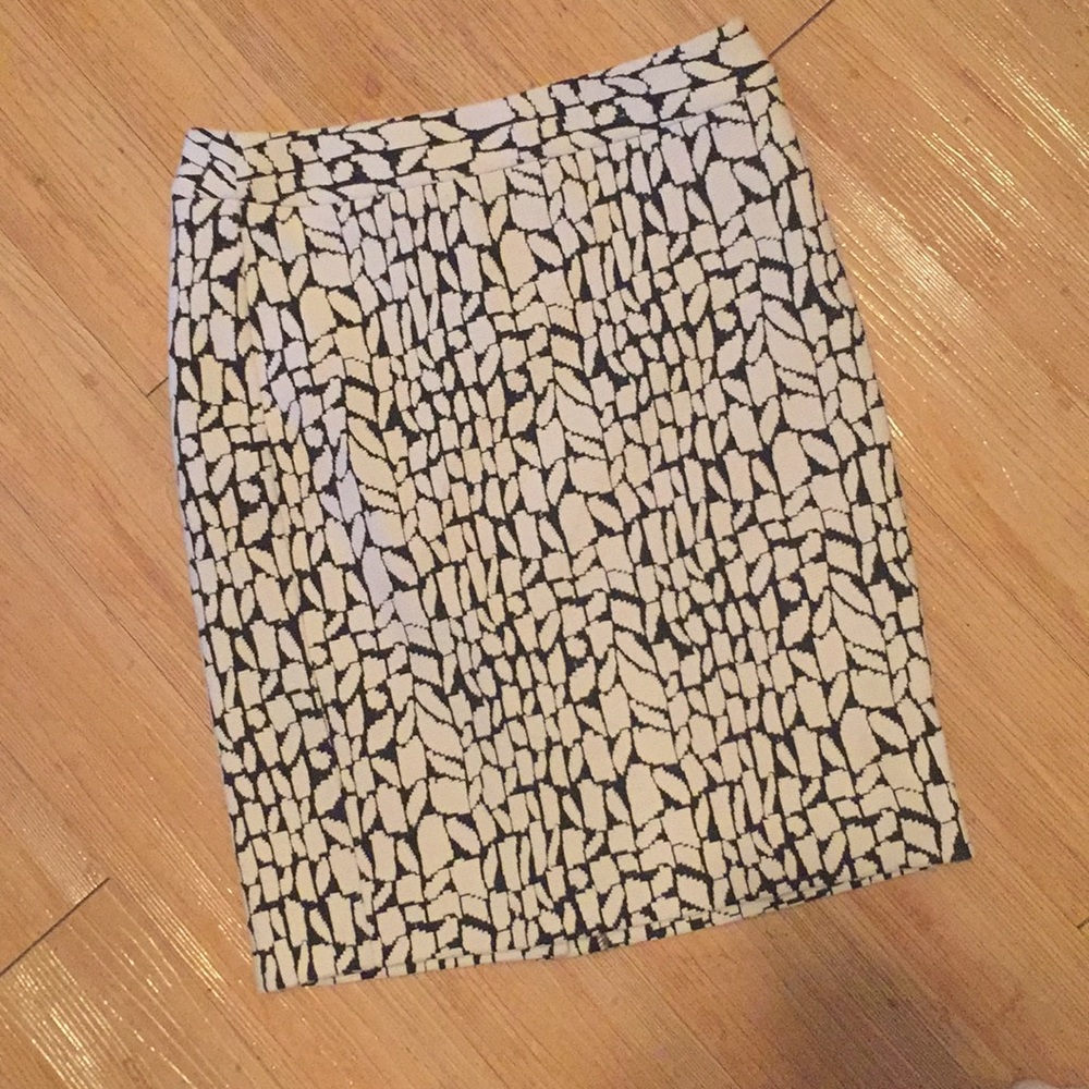 Black and white Ann Taylor pencil skirt like new